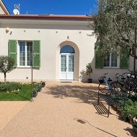 Bed & Breakfast Villino Micol A Due Passi Dal Mare Marina Di Carrara